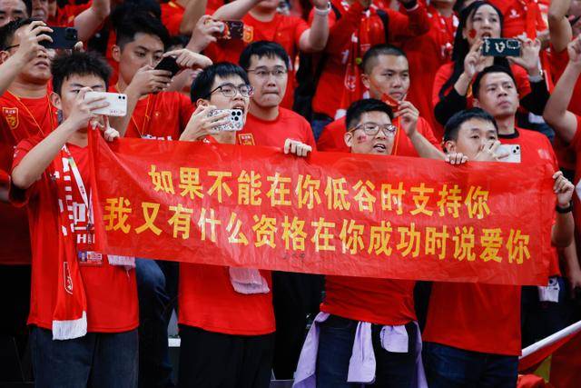 在爱情中，接吻传递的情感比冲动更深刻